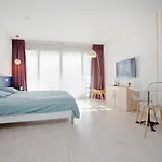 Grand studio avec climatisation, balcon proche gare centre ville